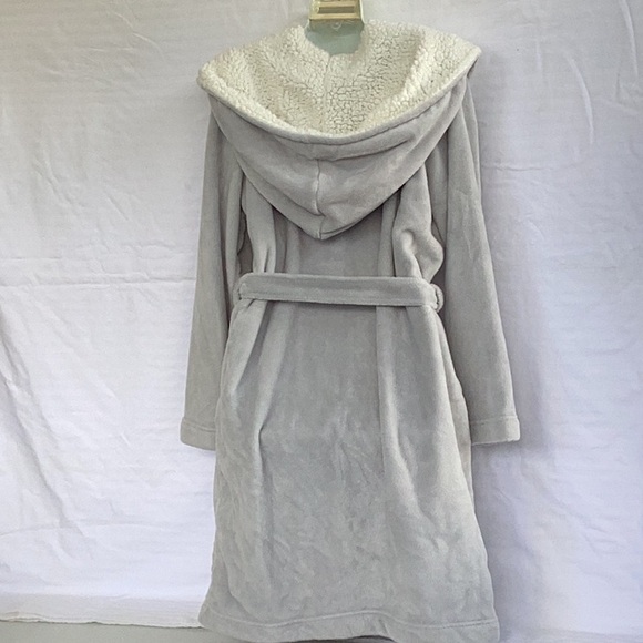 Cozy Victoria’s Secret Robe - Picture 2 of 4